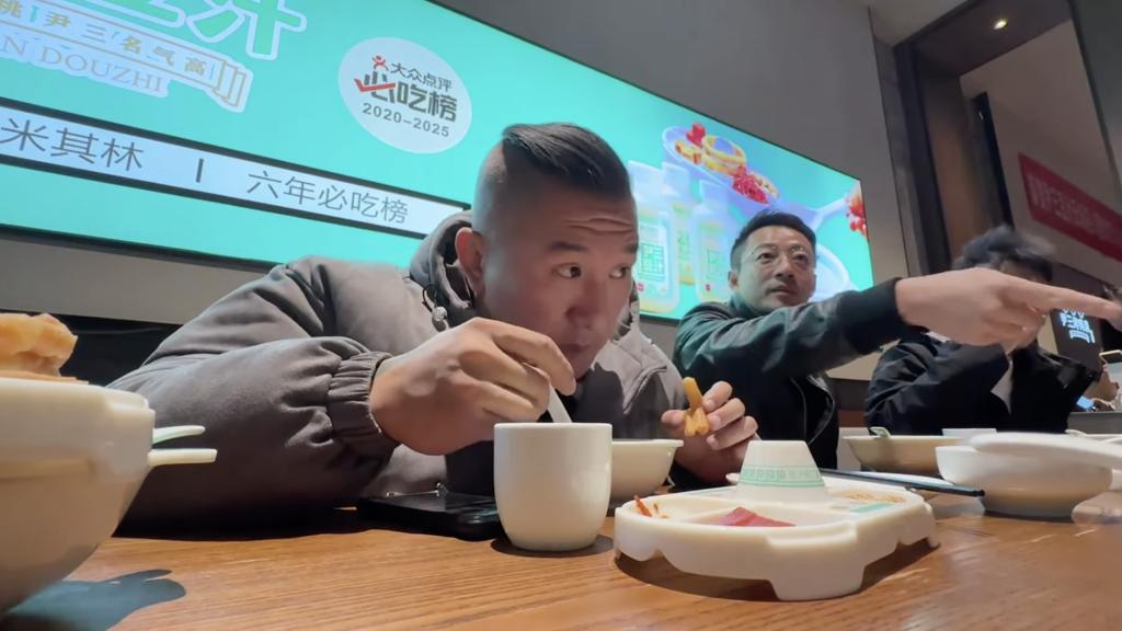 馆长终于喝了豆汁！网红"馆长"陈之汉近日展开北京行程,26日前往北京知名景点"前