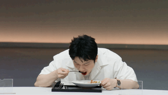 谢霆锋恭喜邓华东夺冠一饭封神美食知己双向打动！谢霆锋发博恭喜邓华东夺冠，发自内心