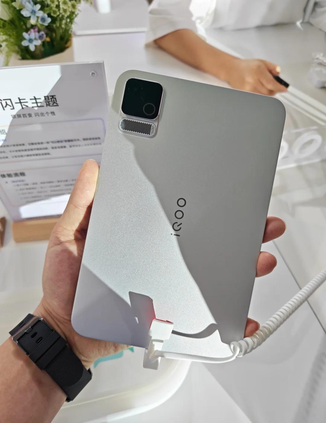 在VDC现场摸到iQOO Pad Ultra和iQOO 16了！
我都不敢想拿这