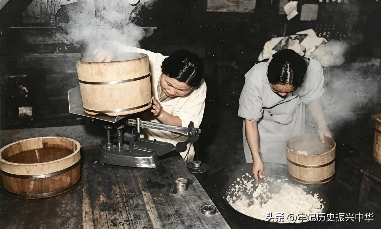 这两名妇女是被日军武力掳掠去的
1944年太平洋战争时期，两名妇女正在给日军占领
