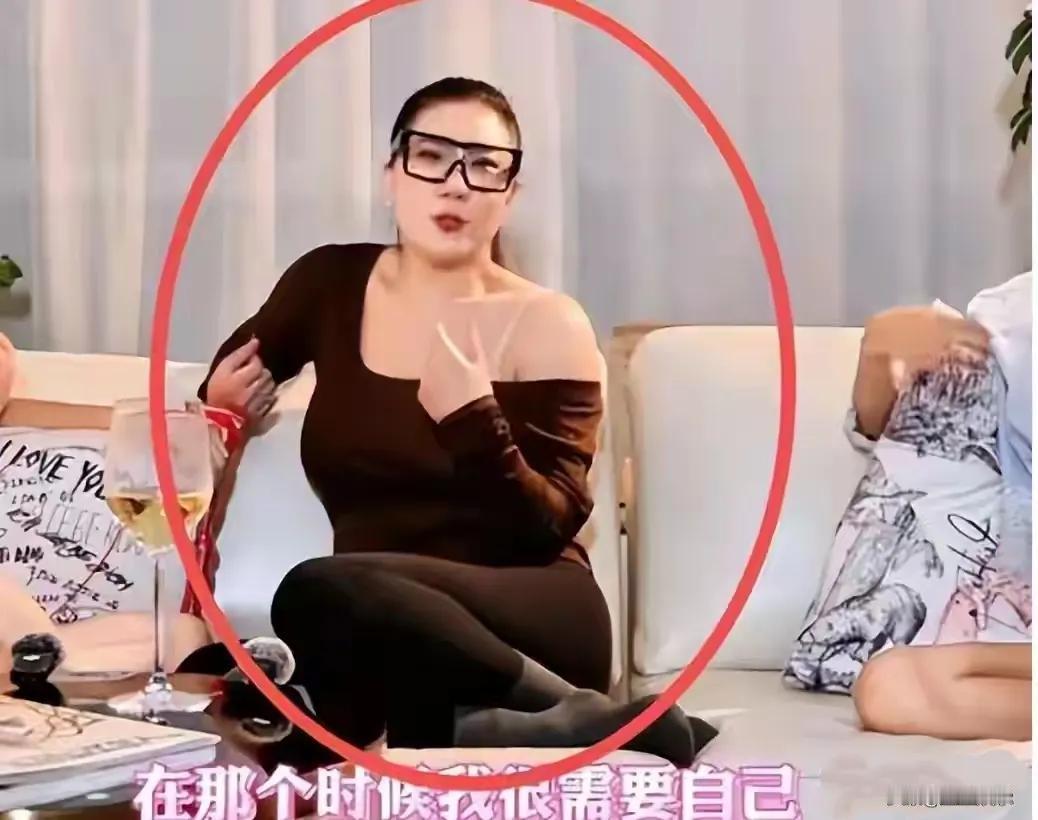 分手8年，Coco突然自曝与谢贤的私密往事，引发舆论哗然。这段相差49岁的“爷孙