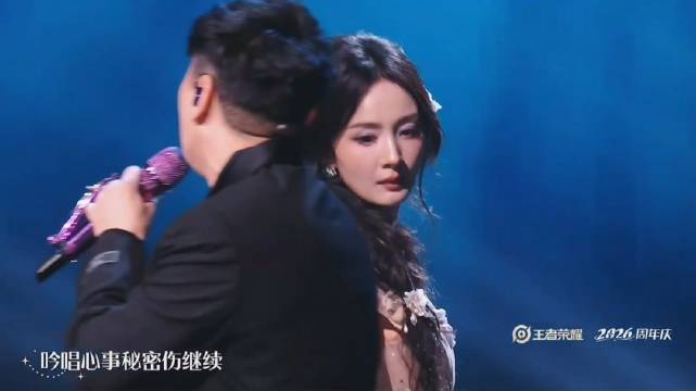 #杨幂给林俊杰伴舞#谁懂啊！共创之夜《茉莉雨》舞台太惊喜了！林俊杰深情开唱，杨幂化身伴舞助阵，梦幻搭