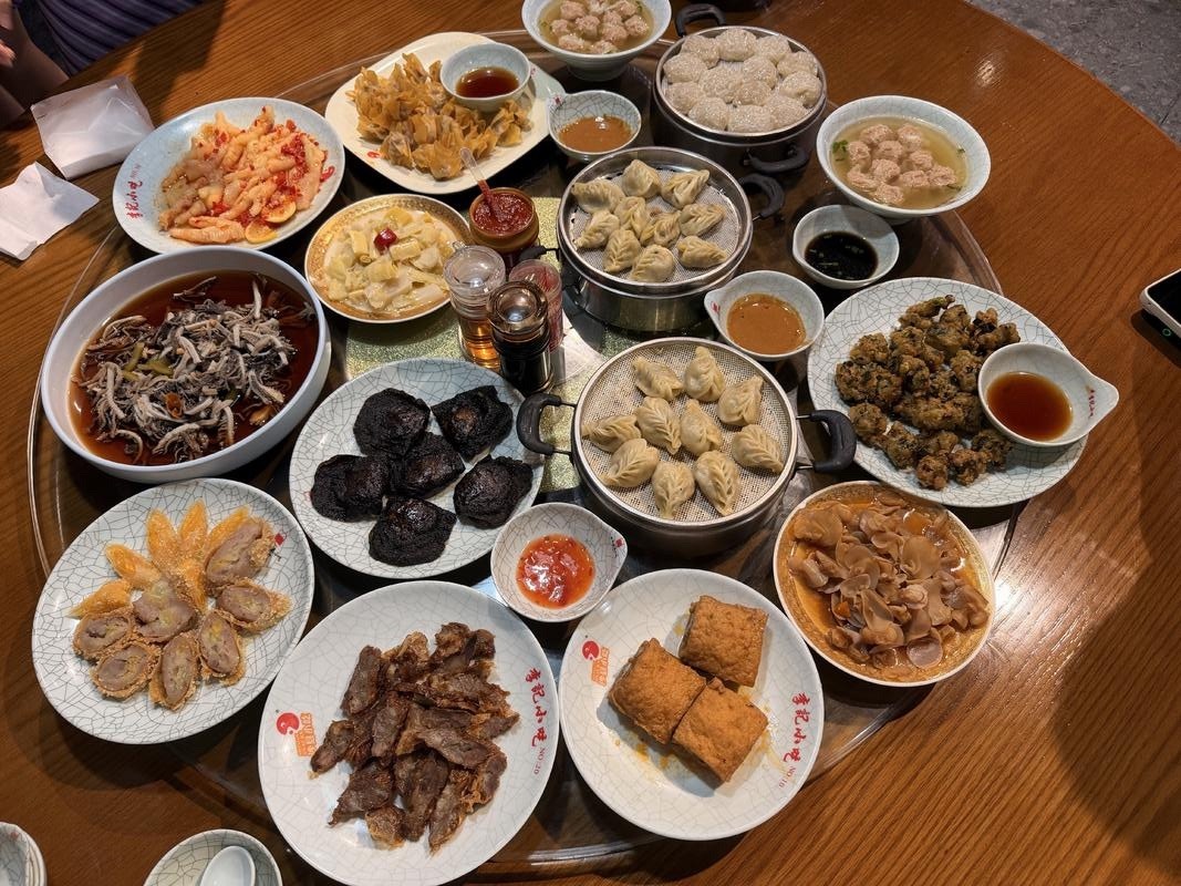 第一次看到沙县小吃摆一桌，我之前去沙县小吃，都是点一碗葱油拌面，然后加个香干，再