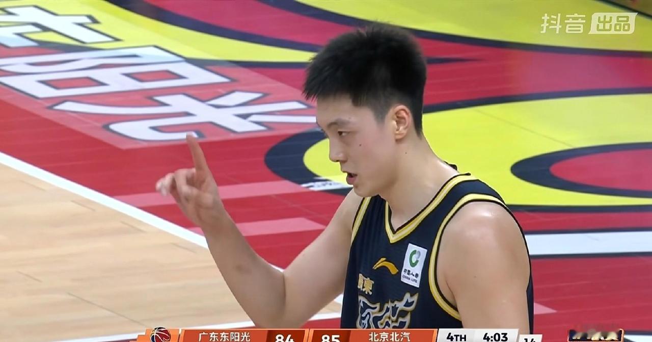 广东东阳光加时102-99险胜北京北汽的这场季后赛，胡明轩替补拼到五犯离场的画面