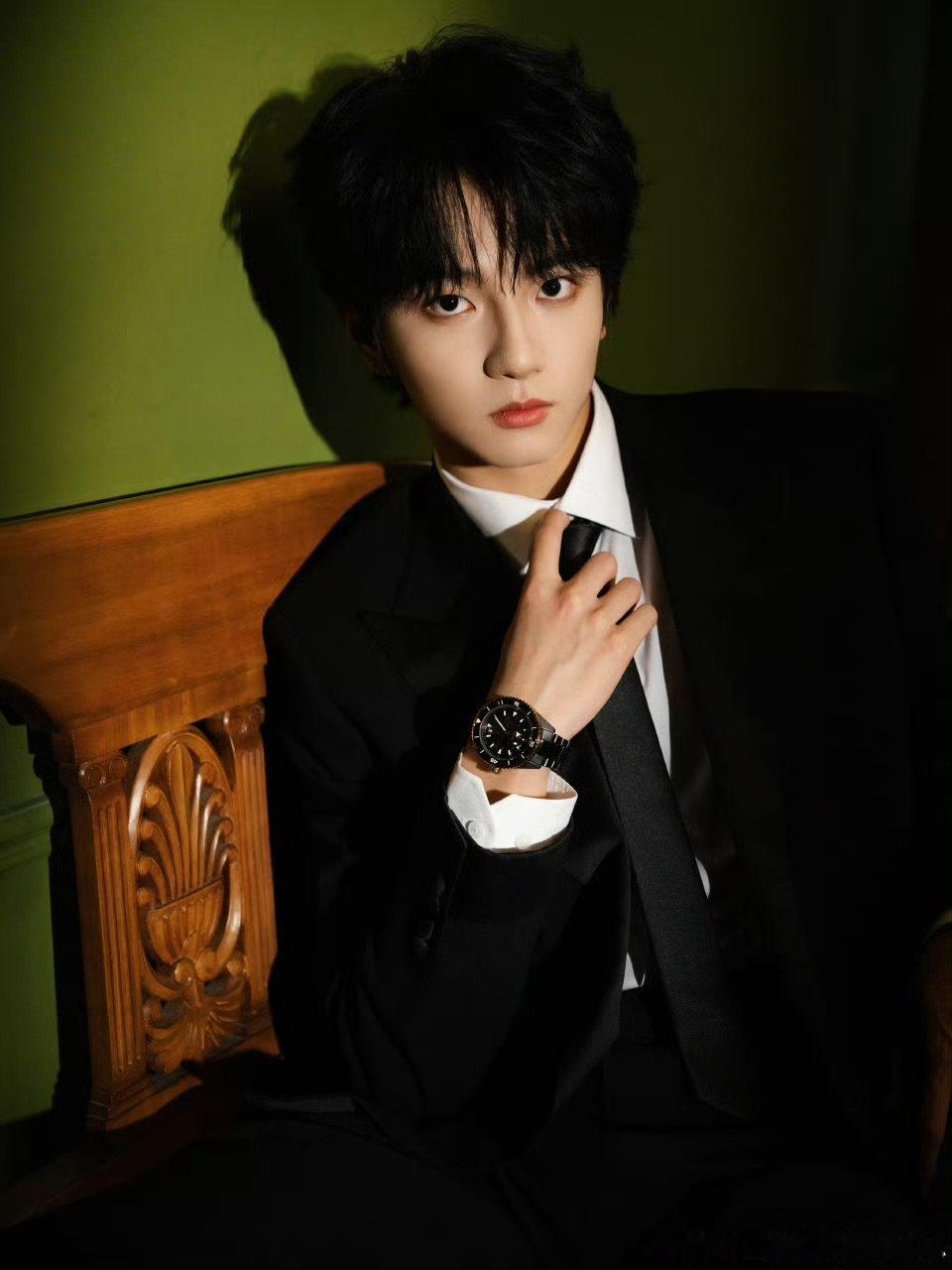 从练习室到金鸡红毯，穆祉丞完成了他的首次盛大亮相！?作为电影频道“星辰大海”青年