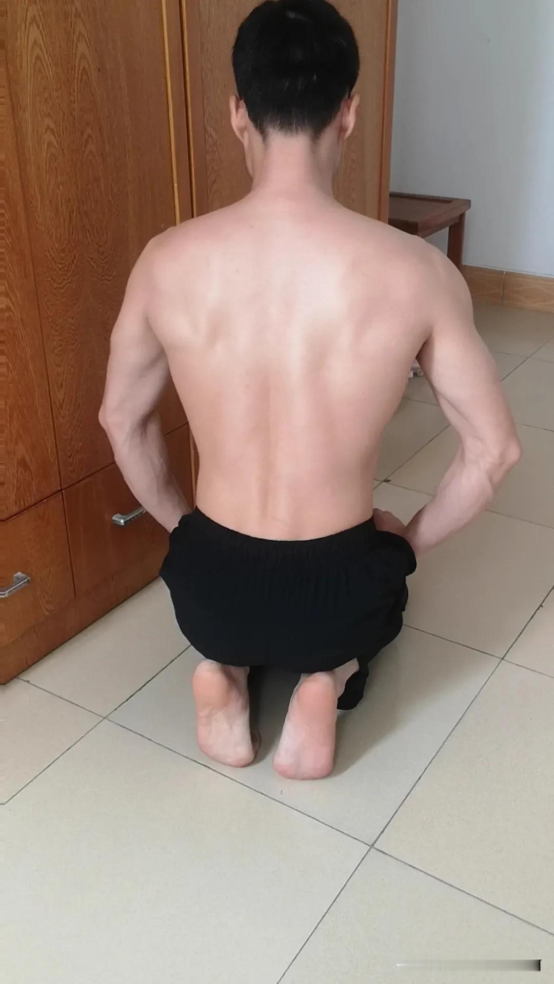 引体向上练了多年
112斤的体重
背部肌肉也就这样
是不是练得不到位啊
纯徒手健
