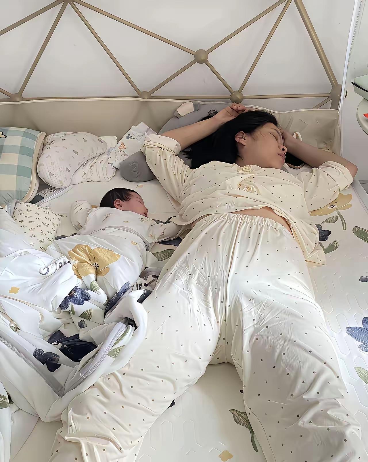 生来就会？
是与生俱来，还是胎教的结果，大家看看这娘儿俩的睡姿，真乃：师傅领进门