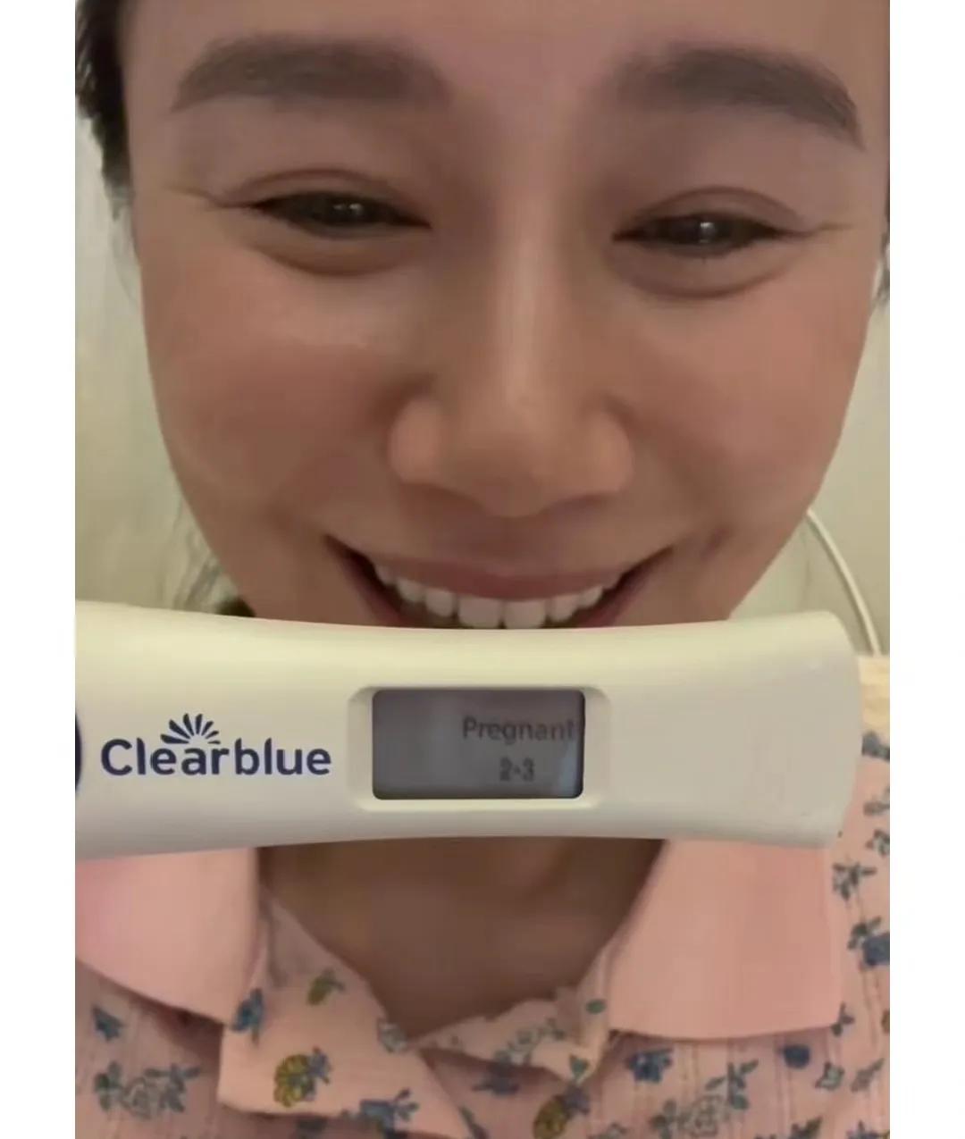 黄翠如和萧正楠是圈中有名的恩爱夫妻，每次两人出席活动，都会被问是否有好消息，如今