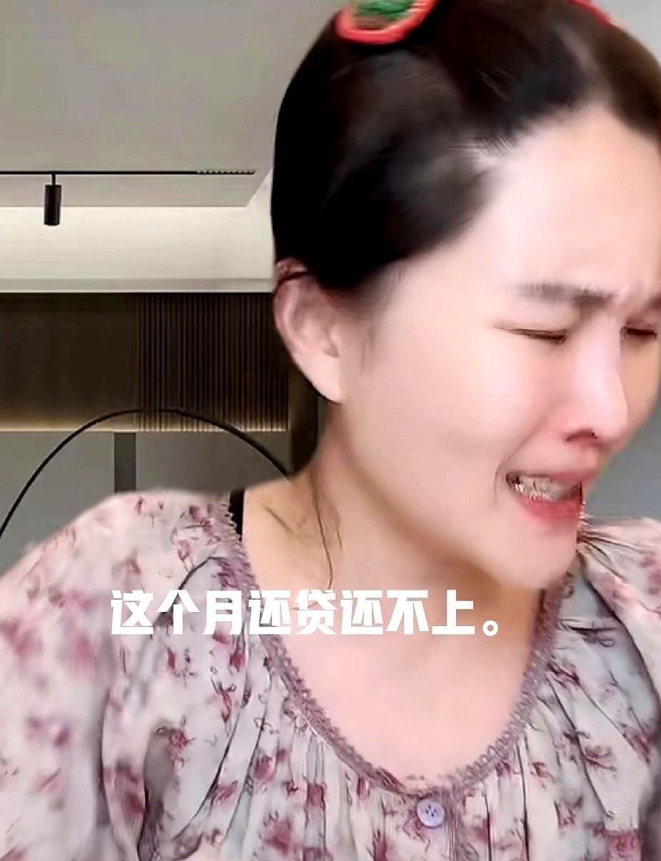 父亲该不该为女儿还房贷？赵本山女儿深夜发视频引起大家热议。

球球因房贷压力大、