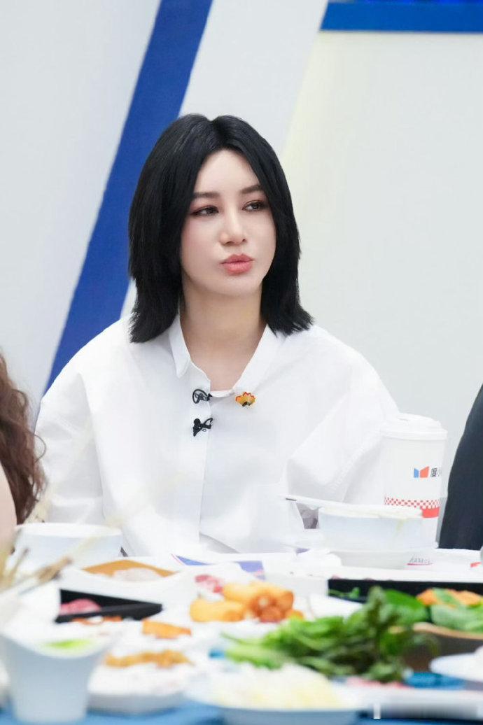 尚雯婕比王濛还紧张真的要被两人笑死，王濛解锁手结印发声新技能认真演唱，状态松弛又