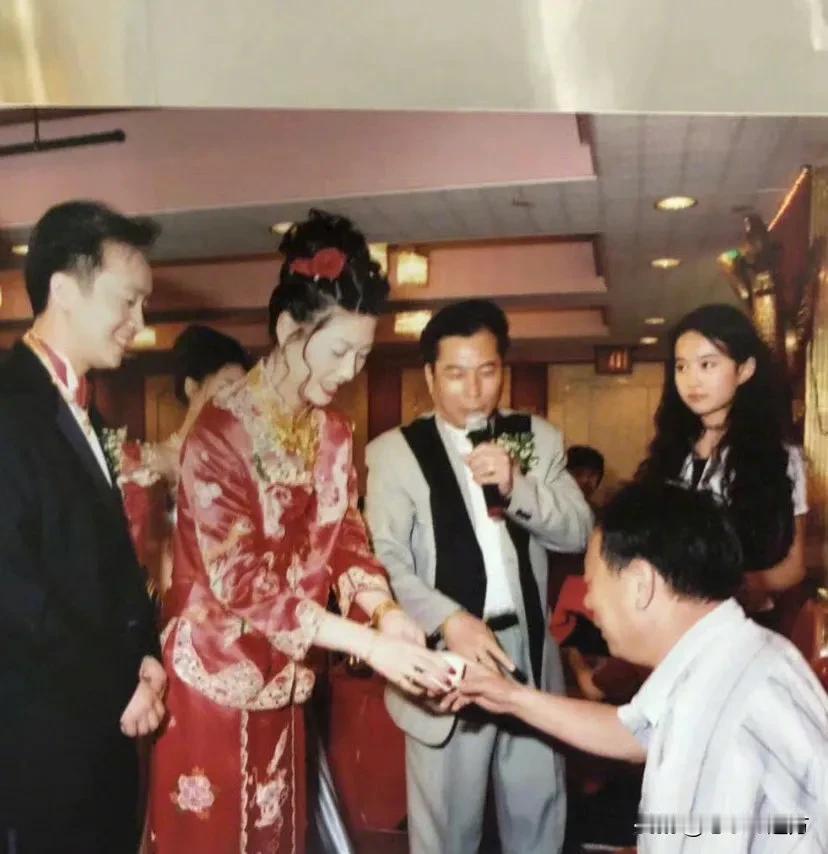 二十多年前参加婚礼的小刘亦菲，从小就是美人胚子，婴儿肥好可爱！#刘亦菲#