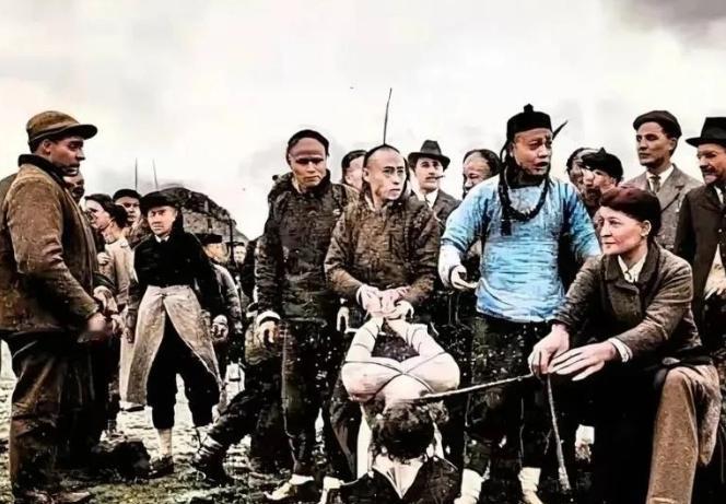 左宗棠把宁夏匪首马化龙一家三百多口全宰了，这事在当年西北地界炸了锅。马化龙出身宗