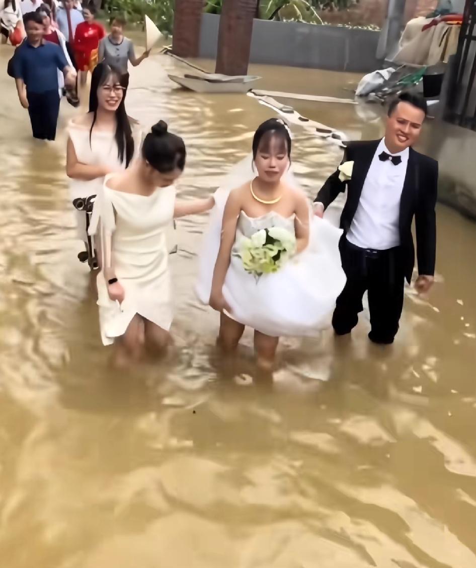 第一次见这么正宗的流水席，终生难忘。

这婚礼真特别呀！流水席遇上雨，有人说吉祥