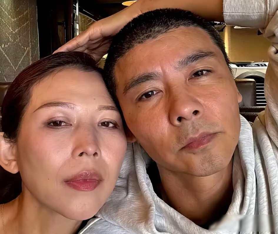 蔡少芬张晋素颜同框，发际线后移惹争议，他们怎么了？
2025年12月，有人拍到蔡