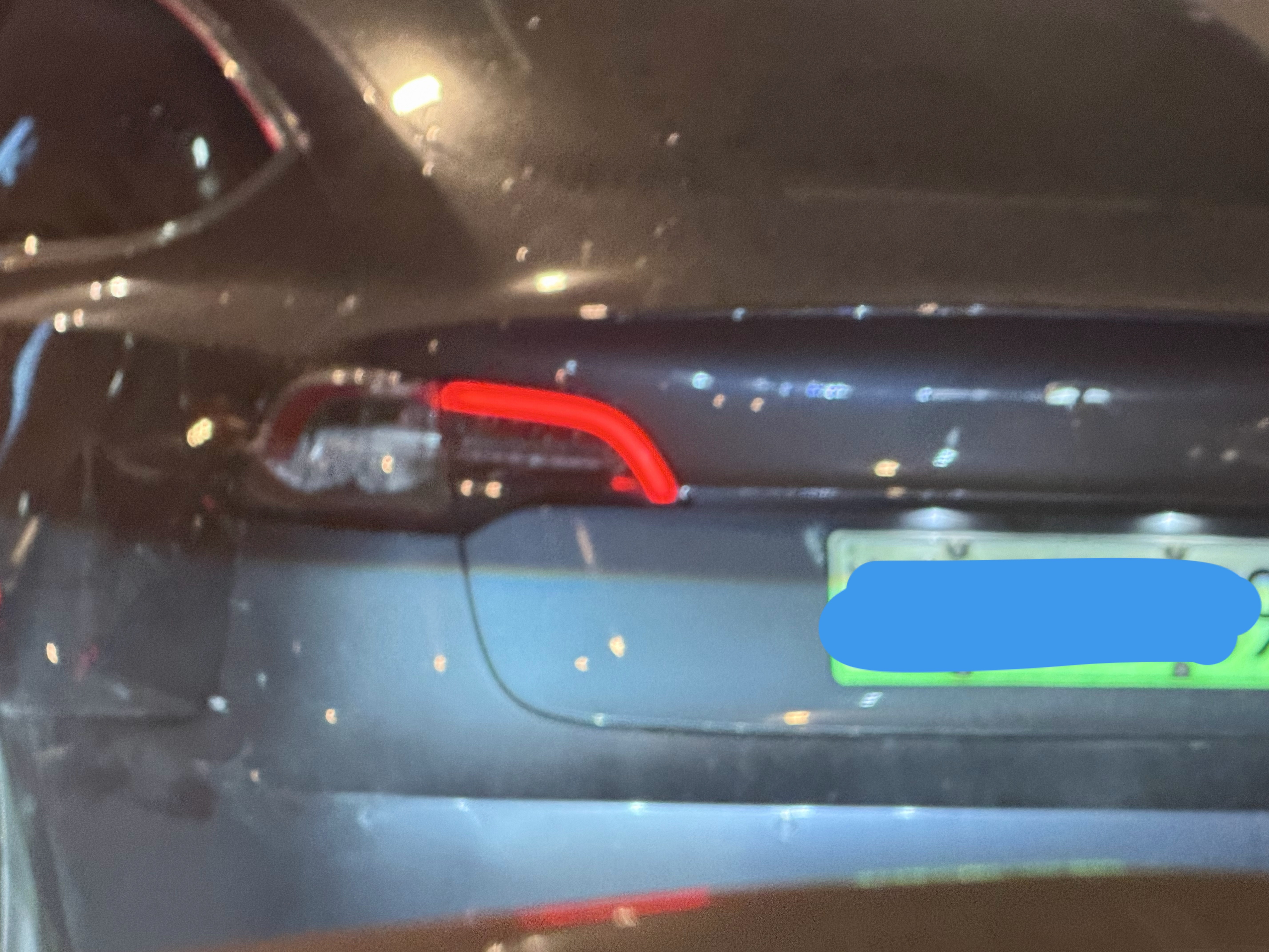 特斯拉哥们，尾灯全是雾气，该修一下咯 