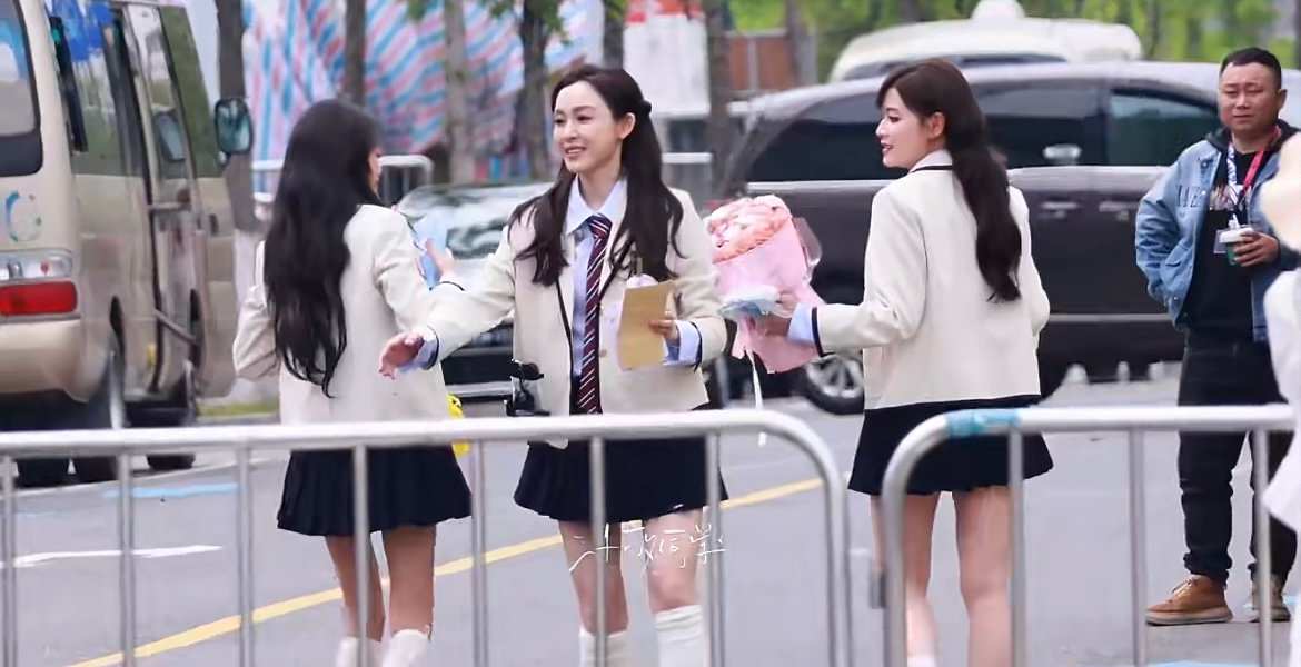 孙怡江语晨二公造型 温柔系学姐上线啦！两位姐姐造型清新雅致，气质相得益彰，美得让