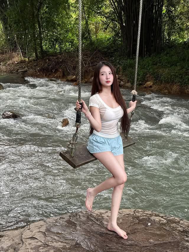 一个干净的人，
并非不食人间烟火，
不染世俗，
而是灵魂深处有净土，
思想背后有