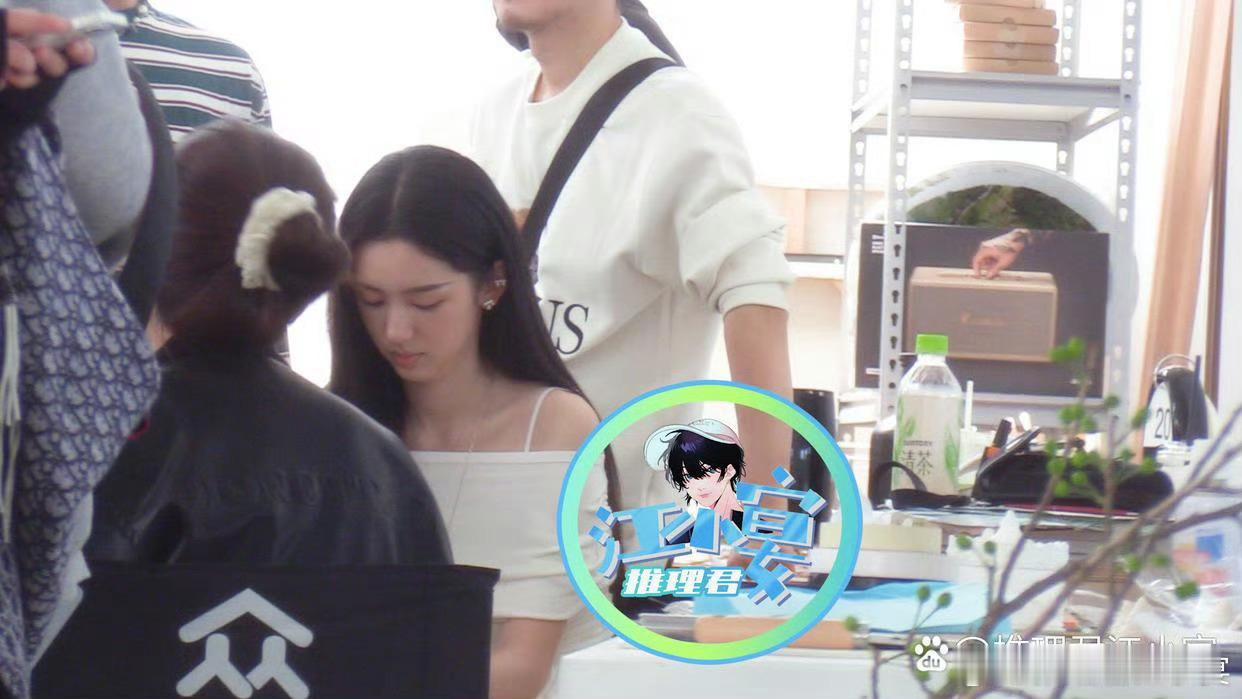 周也拍摄广告路透生图！很灵动[哇] ​​​