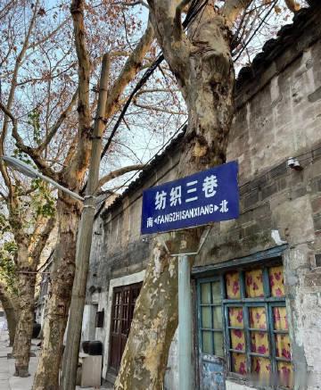 #真实生活中的小巷人家# 走进宁波秀水街小巷，仿佛步入时光隧道。邻里的互助、孩子