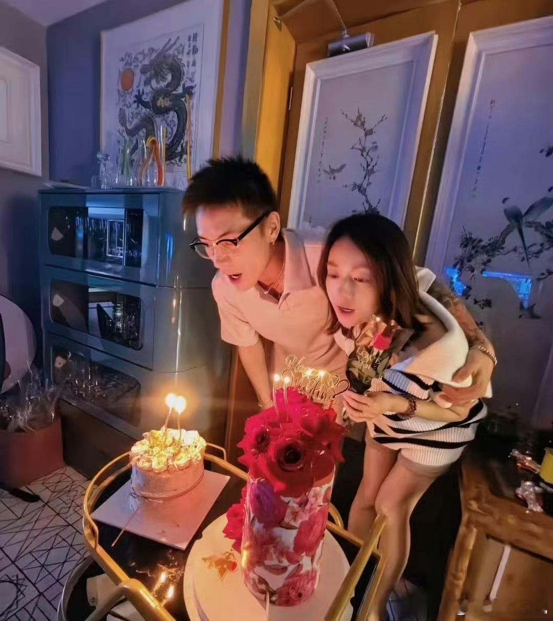 原来吴谨言洪尧私底下这么甜蜜的呀[doge]婚戒都提前看到了，也是我们出息了[d