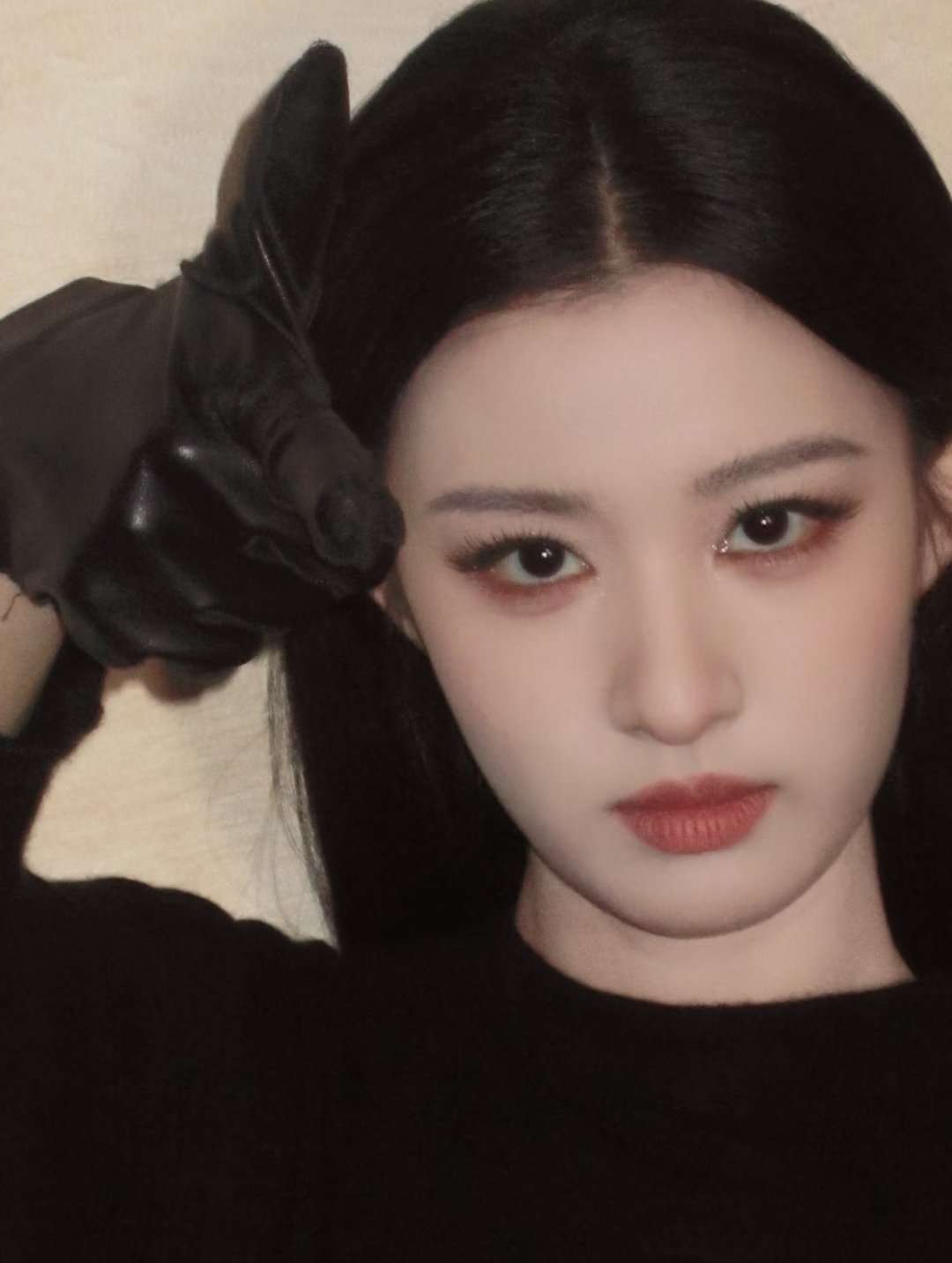 戴墨镜🕶️   +   黑色穿搭的王楚然～ 