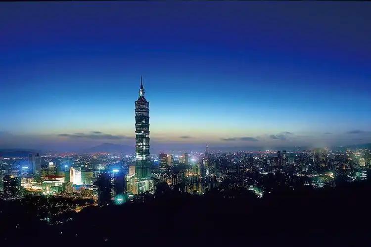 就拿中国的 台湾 来说，世界上有极少数国家，不遵守 国际法 ，对台湾问题说三道四