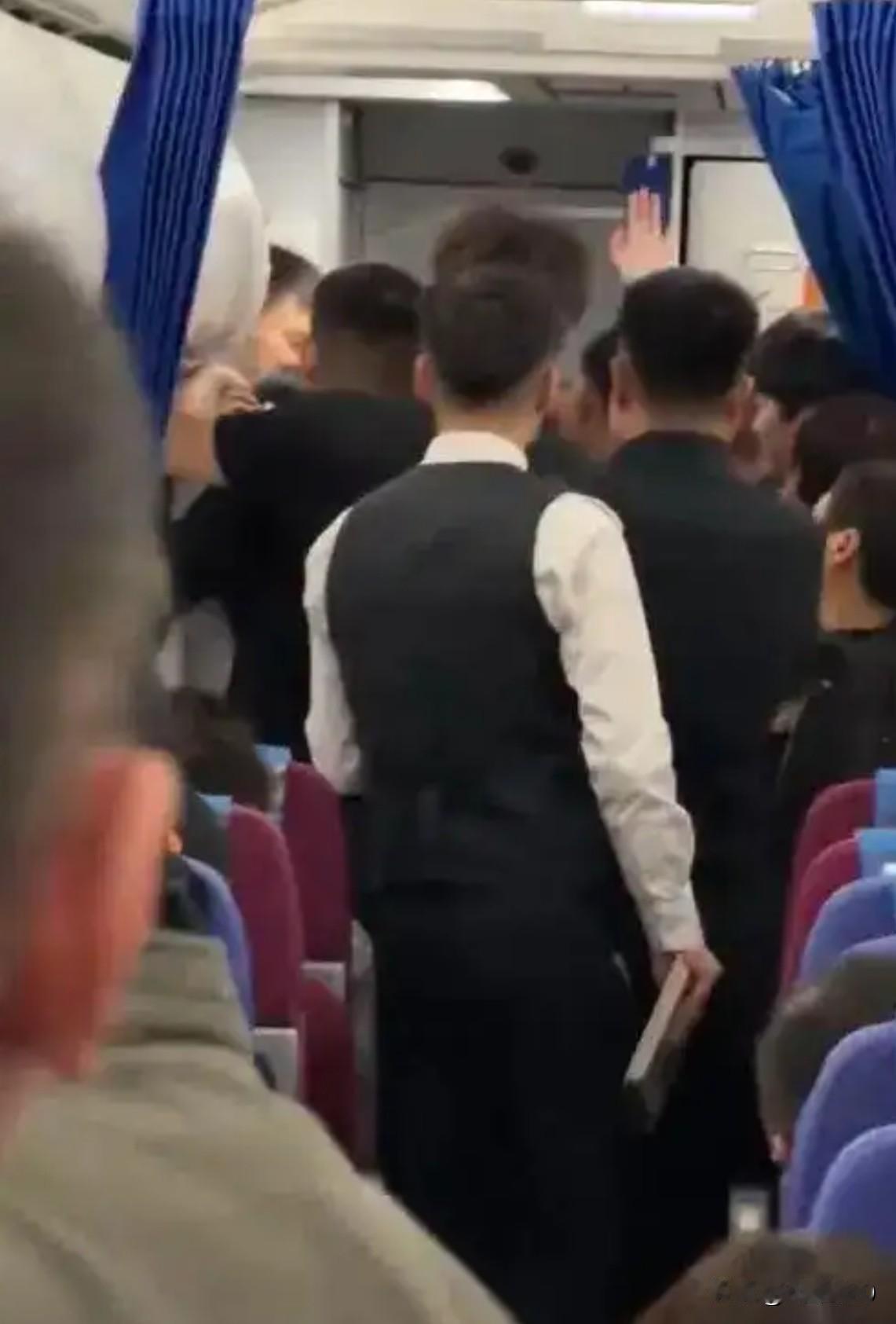 孕妇登机后被劝下致航班延误：安全规定与人文关怀如何平衡？
 
近日，一名超36周