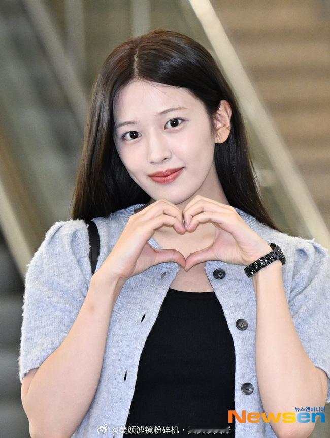 安宥真、金秋天Gaeul、LIZ、直井怜（Rei）今日机场新闻图 ​​​