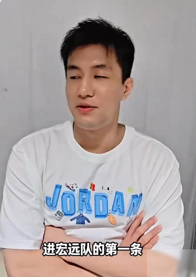 郭艾伦调侃杜锋，我不怕骂人，广东签下我吧
在直播间郭艾伦和朱芳雨聊得挺热闹。看着