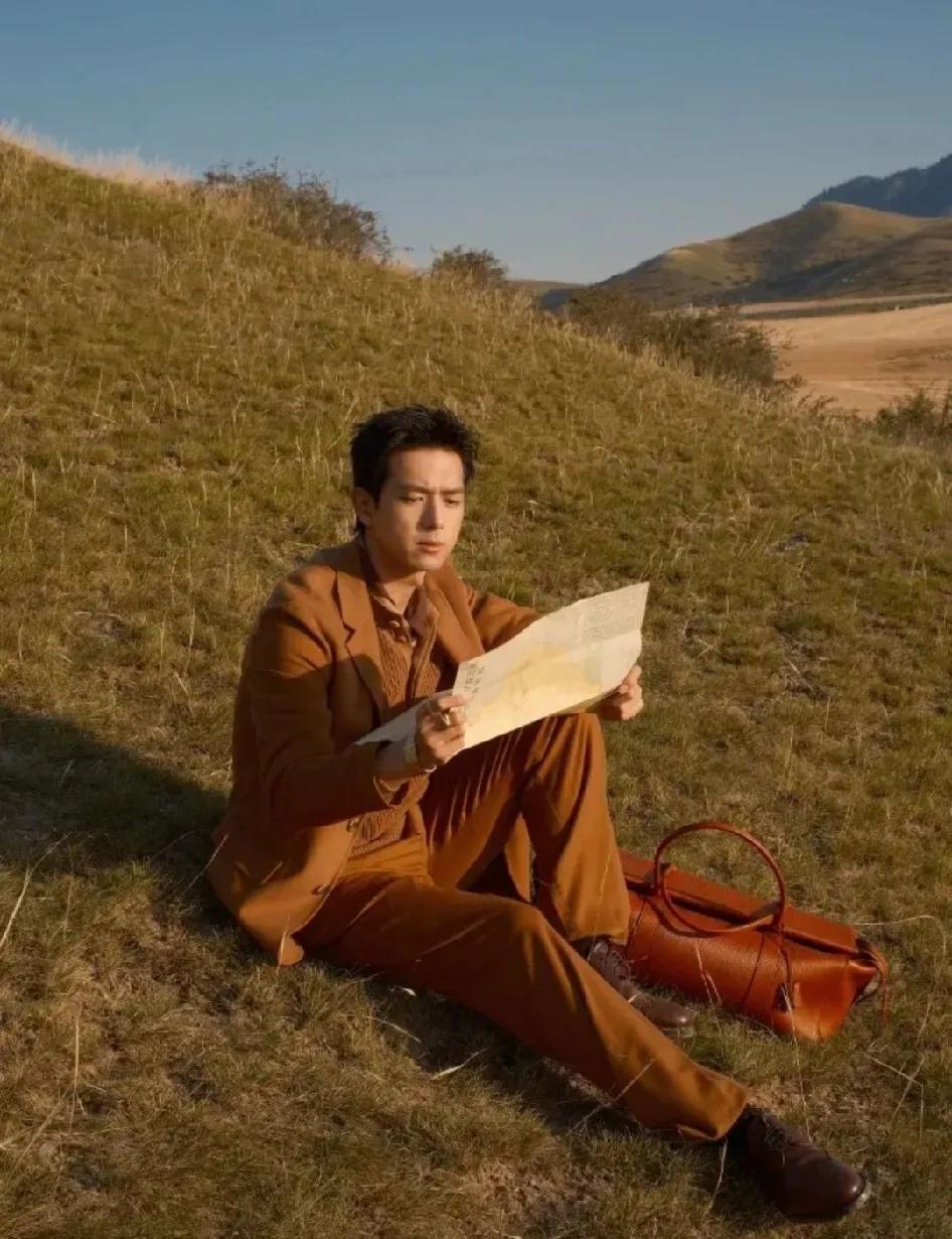 李现秋天氛围感穿搭
对，就是这种颜色，很适合秋天
满满的氛围感又有气质
不得不说
