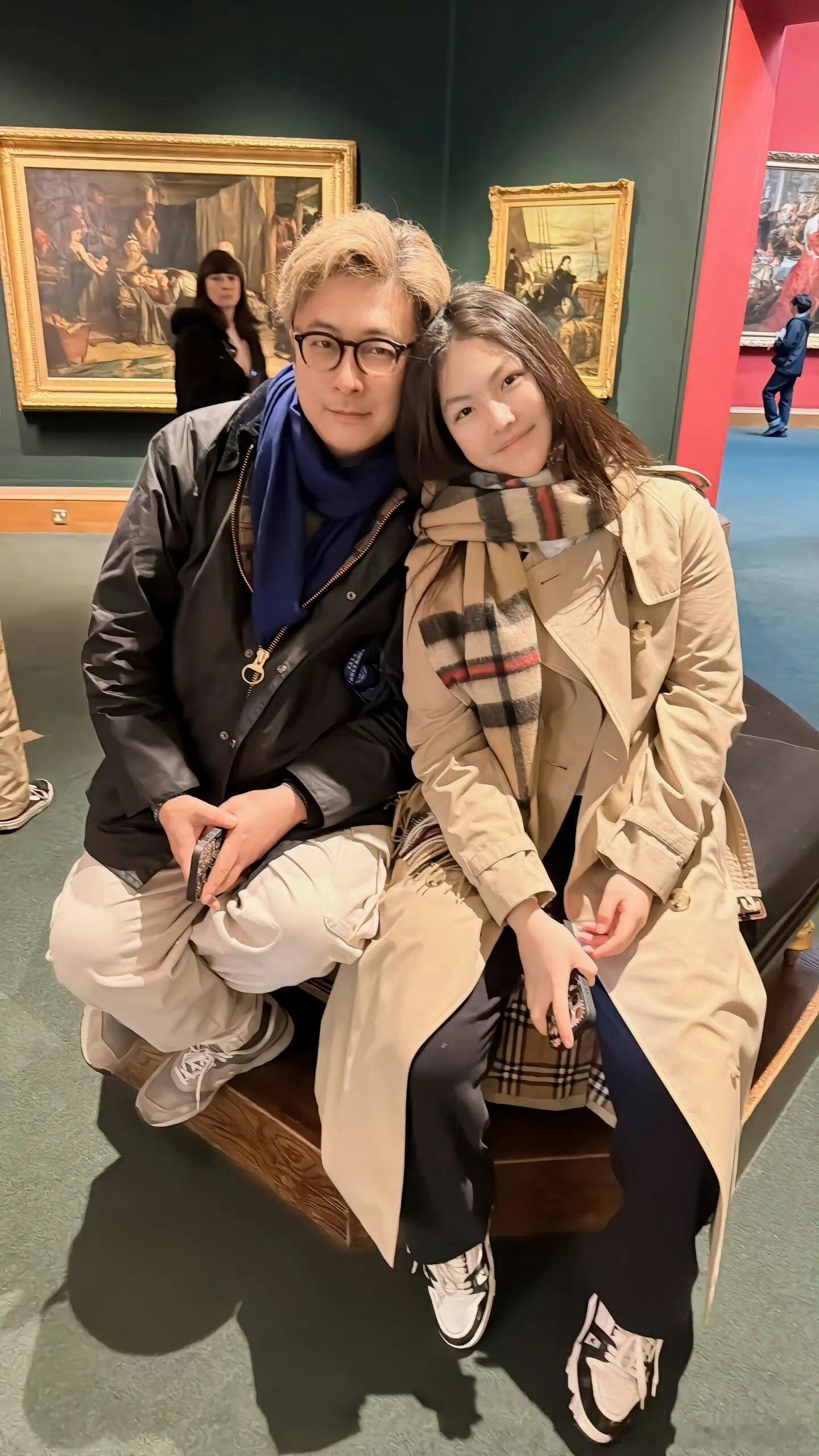 #李湘王岳伦陪王诗龄看展# 王诗龄真的是在爱里长大的小公主啊[哇]爸妈不远万里去