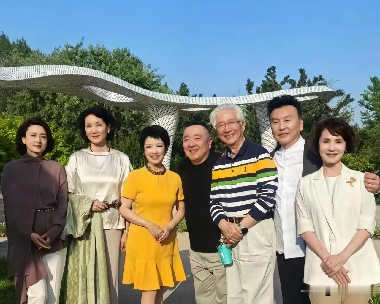 原来屏幕下的央视著名主持人这么接地气！
看来主持人走进大自然，也被这美景治愈，褪