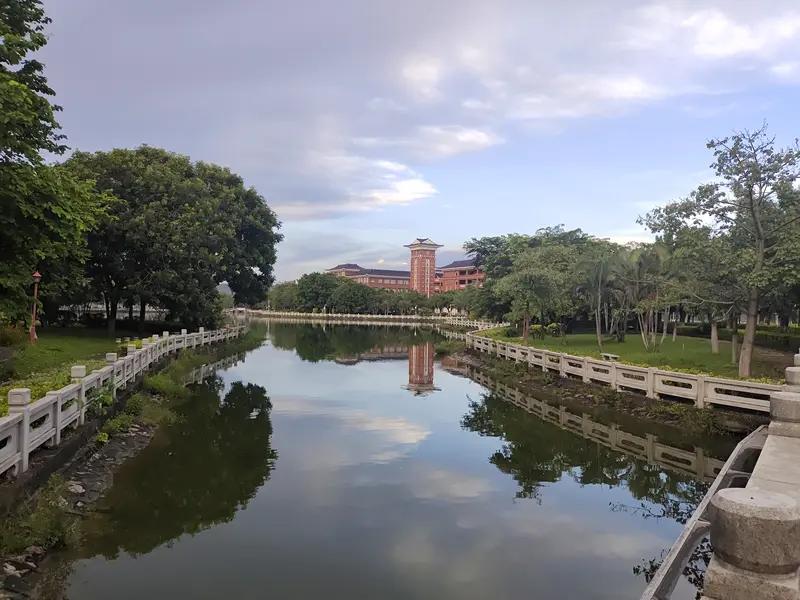 东北孩子考到南方上大学是什么体验？

前同事家女孩。
考到了最南方。
是他心心念
