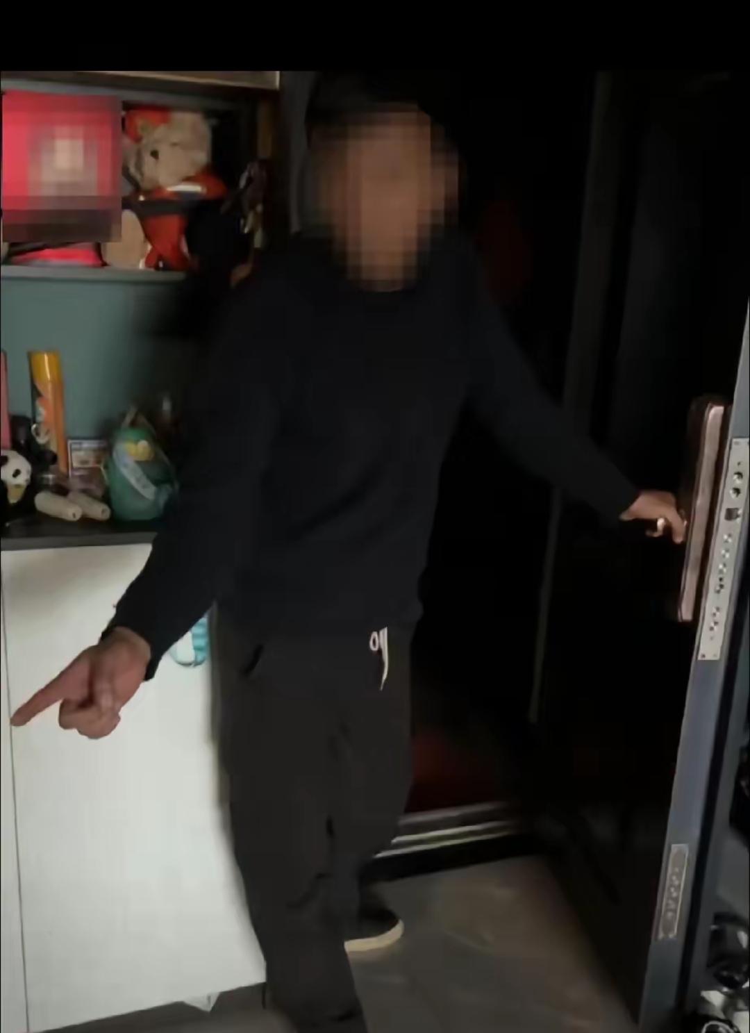 云南昭通，女子独自在家，正脱了衣服准备洗澡，谁知，一名30多岁的陌生男子突然闯入