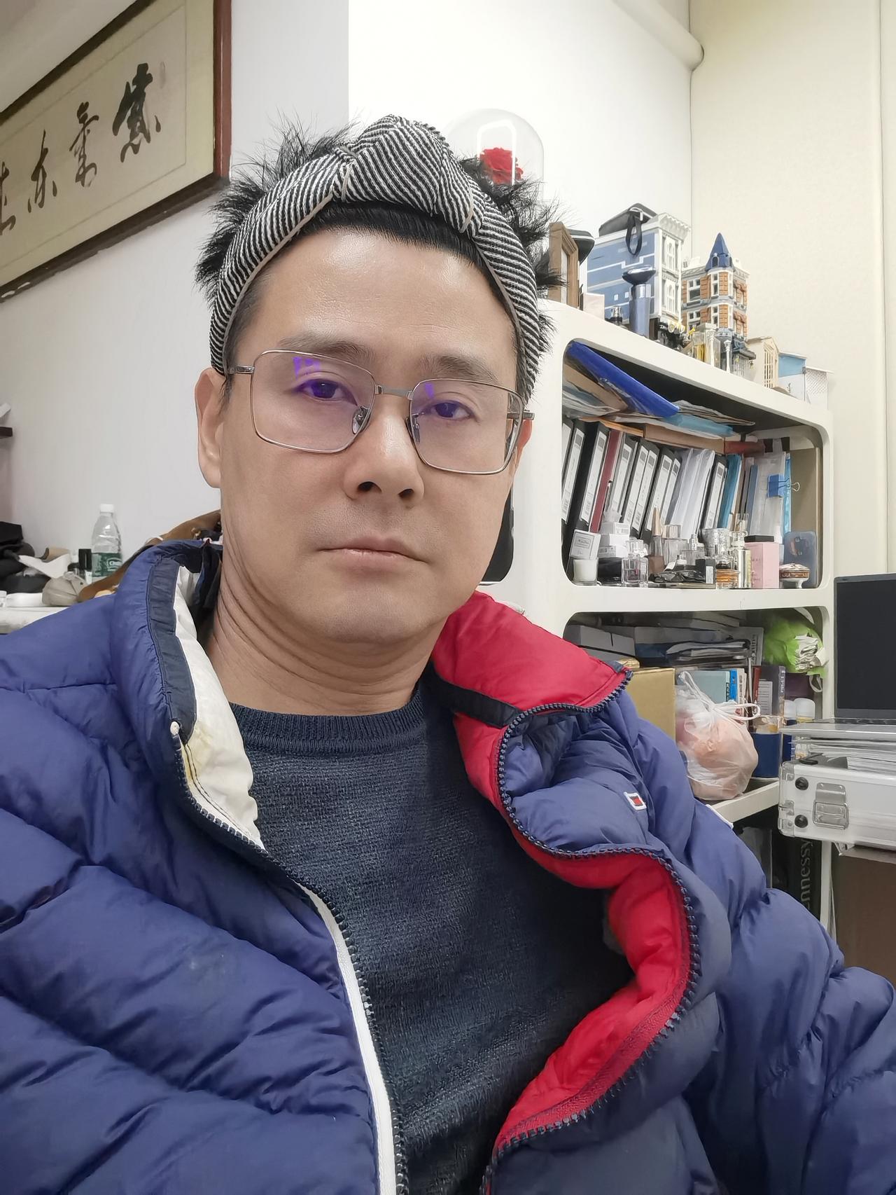 颈纹十道，字里千秋——
 
    每一道颈纹，刻下每一个十年商海浮沉；一幅“紫