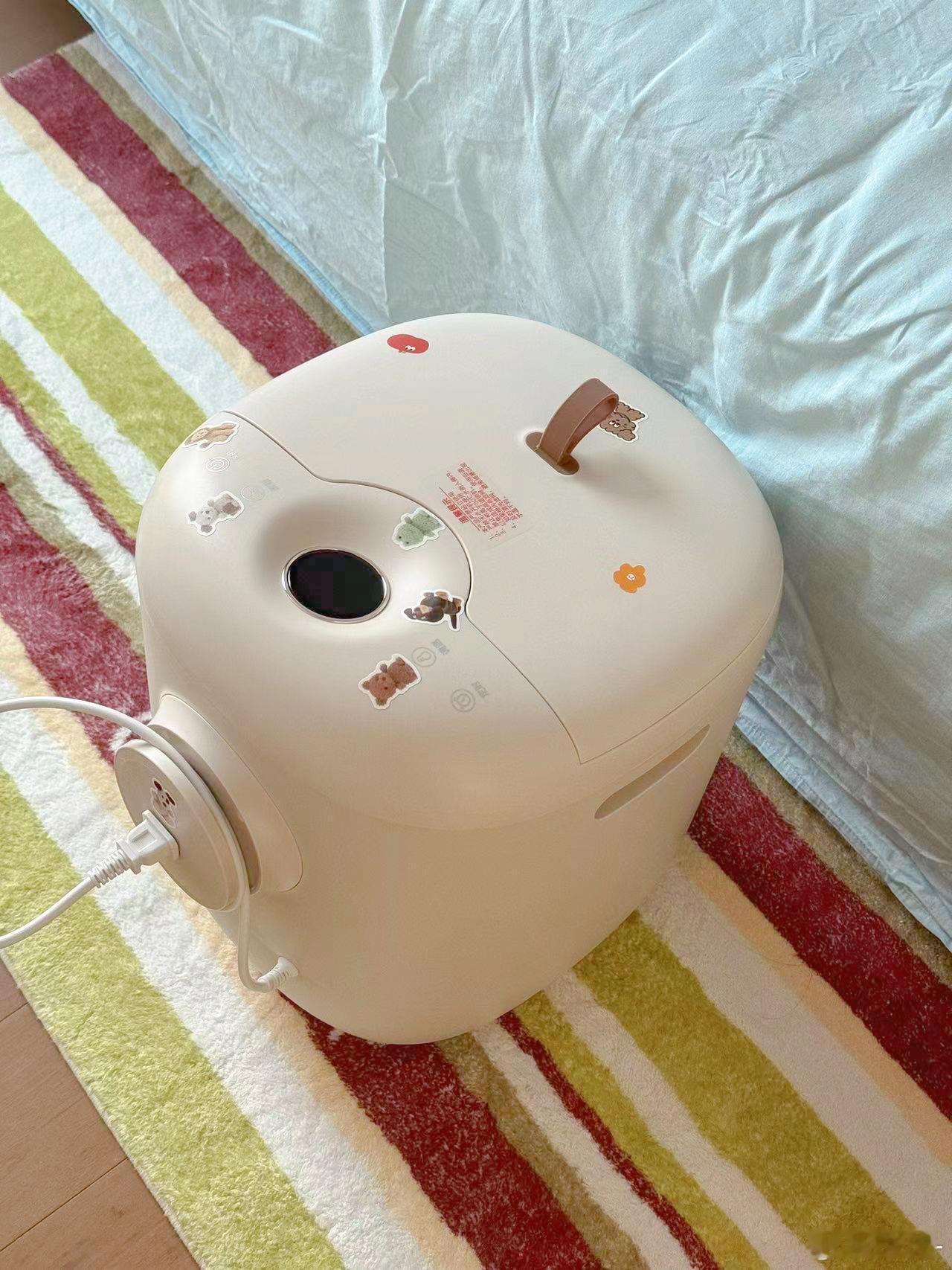 最近降温了，大家要多注意身体，我好几个朋友都感冒了，我现在还活蹦乱跳的，是因为坚