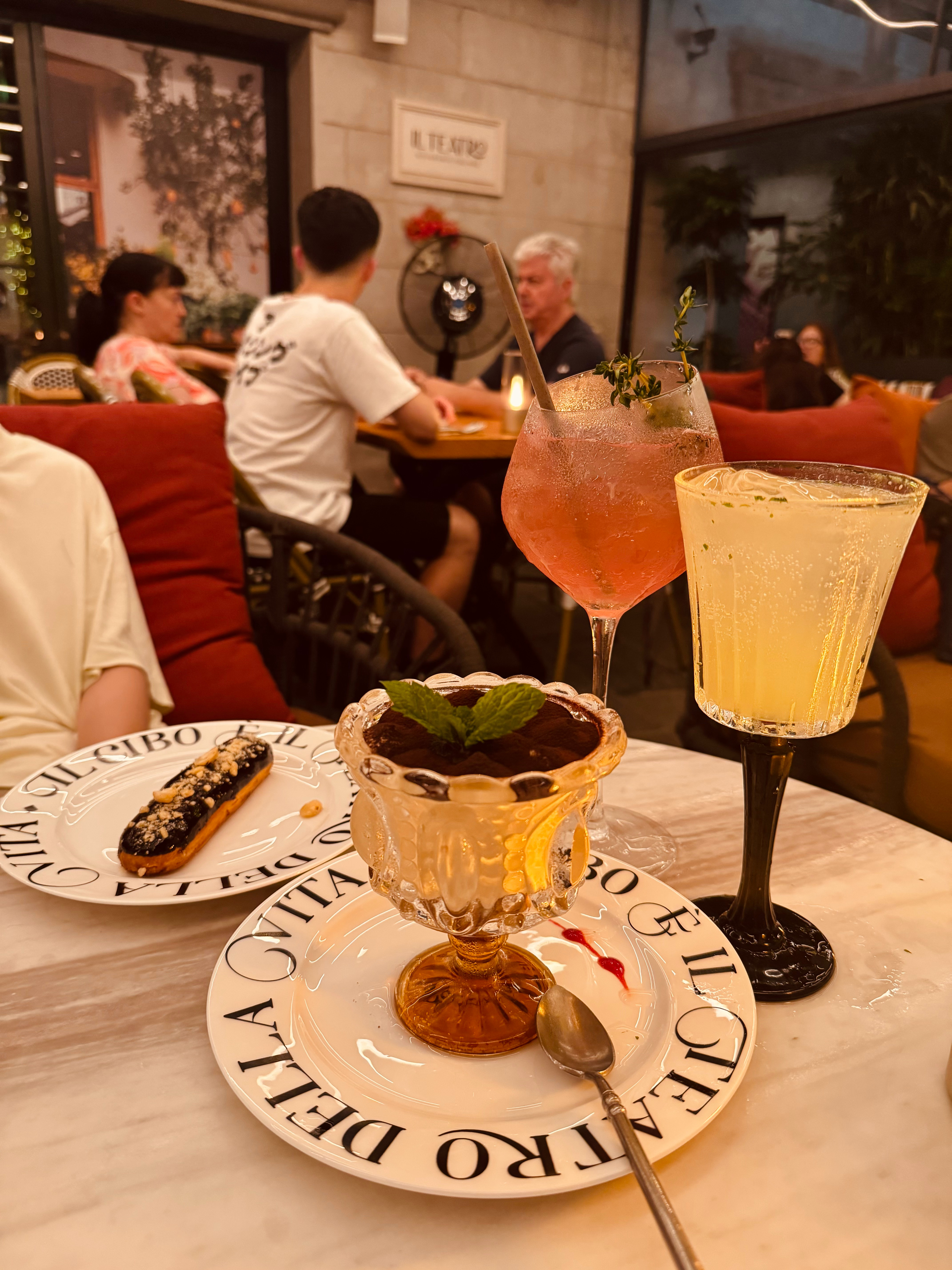 阵雨，闷热，有蚊子。 上海·上海新天地北里