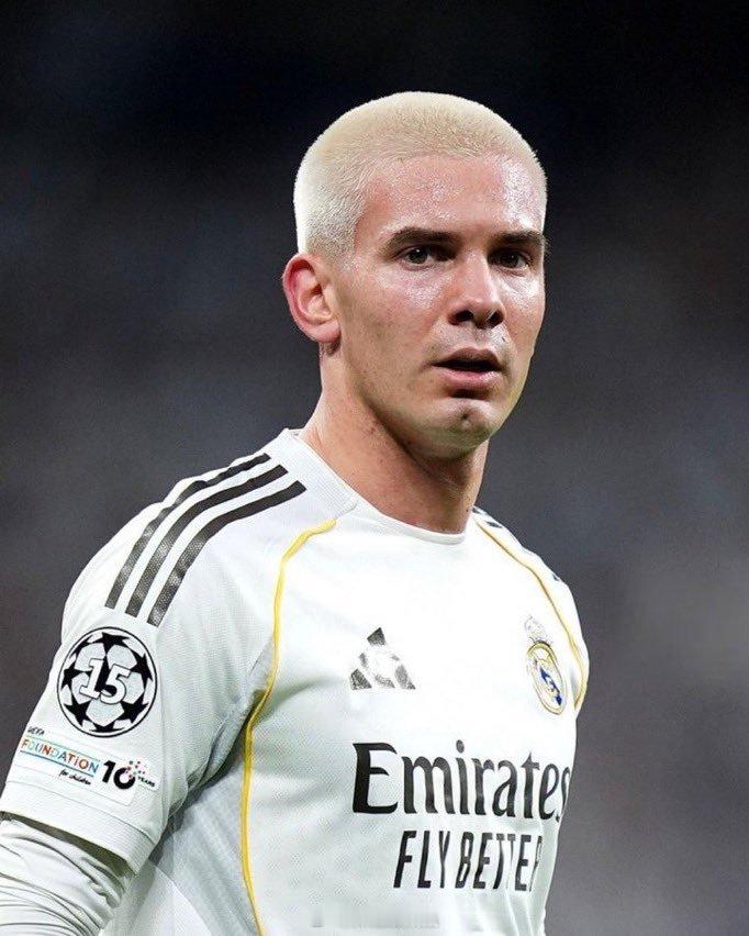 皇马2比1巴列卡诺 在伯纳乌球场对阵巴列卡诺的比赛中，弗朗哥·马斯坦托诺再次遭到