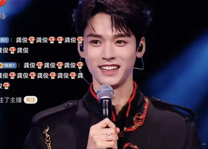 龚俊眼睛一直亮晶晶✨笑起来世界都明媚了 