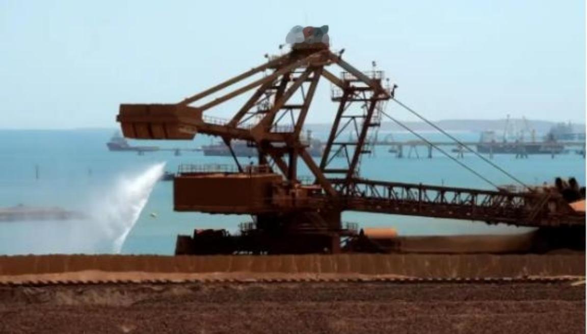 中国买矿石坚持用人民币，不玩美元那一套了。美国让澳大利亚必须用美元卖，结果自己又