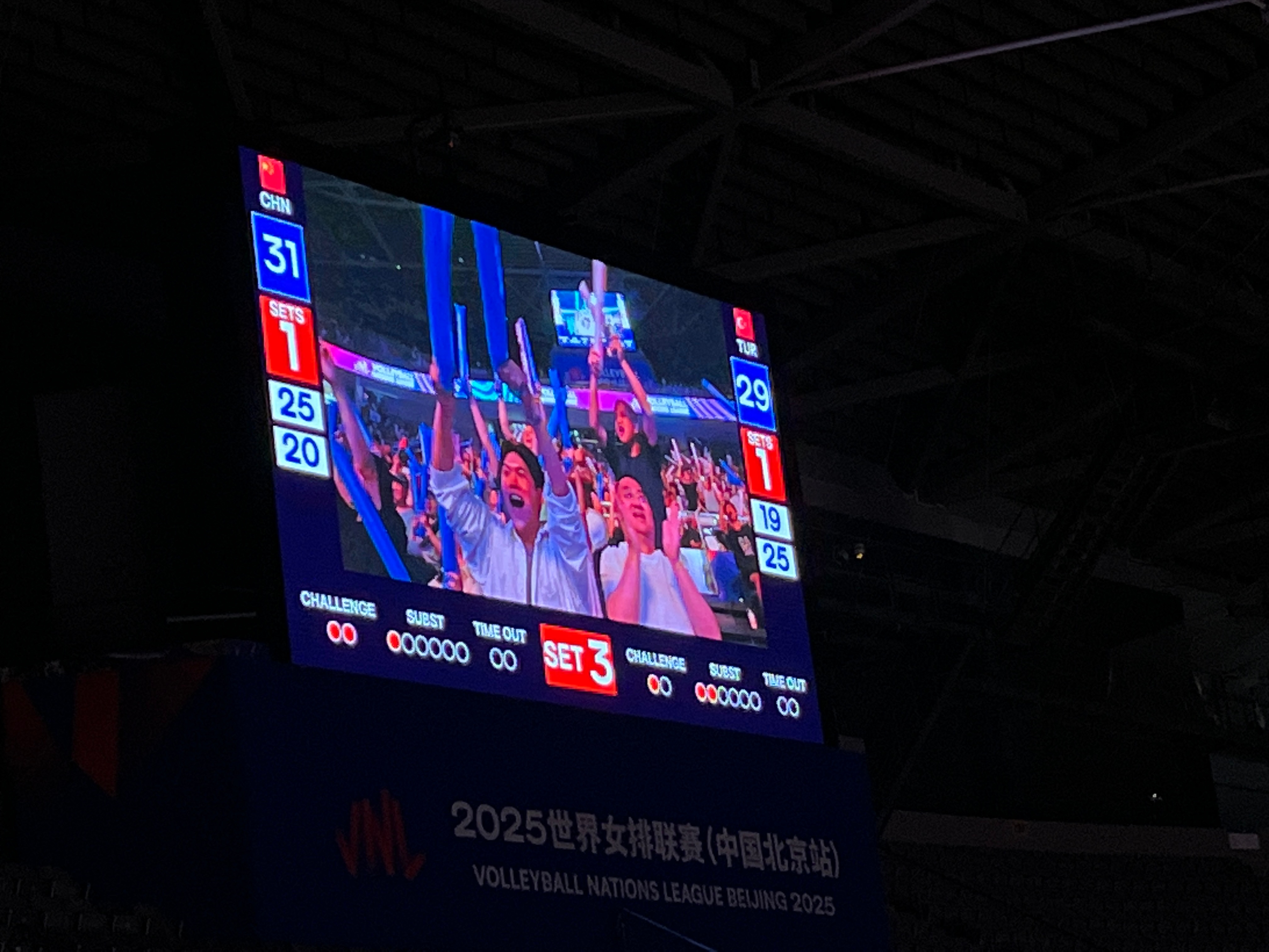 中国女排vs土耳其女排中国女排2比1土耳其女排 刚刚一局的对决，中国女排从落后7