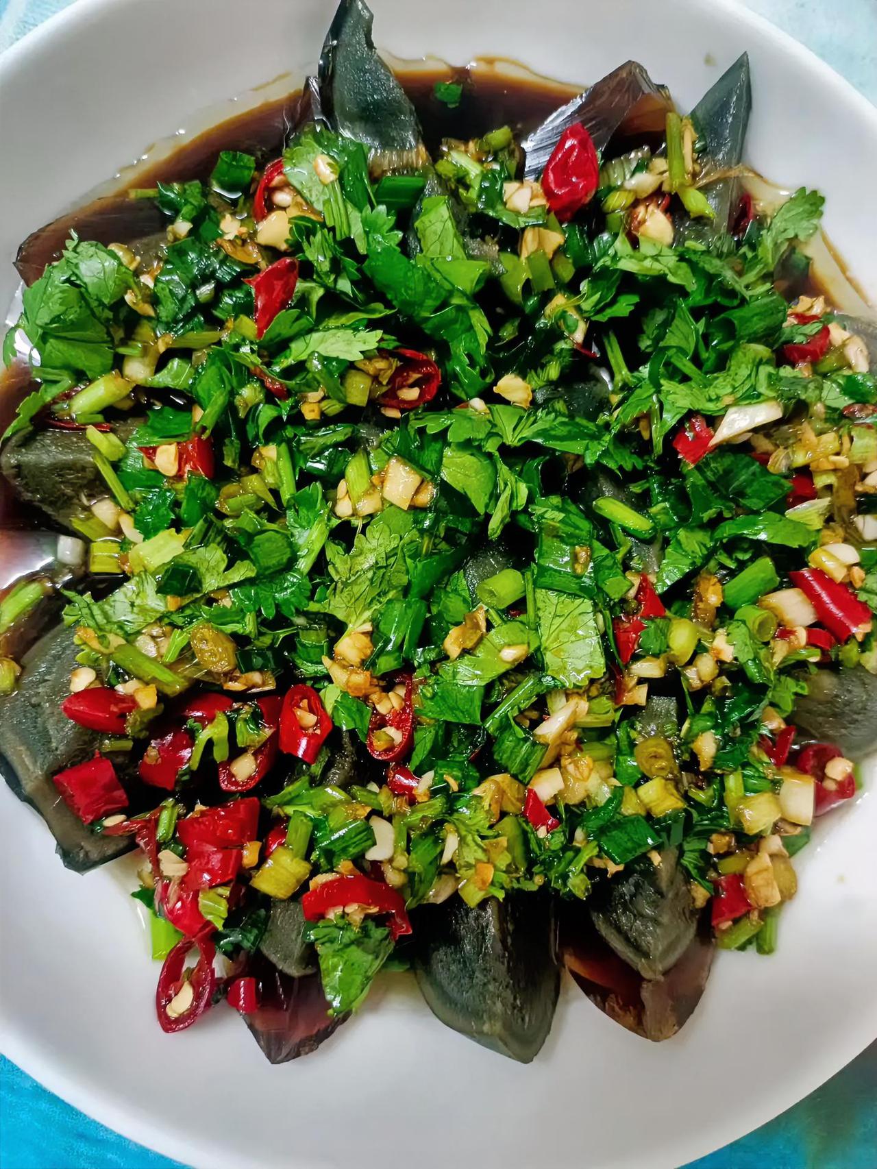 一盘色香味俱全的凉拌菜，看起来真不错，开胃菜[爱慕]