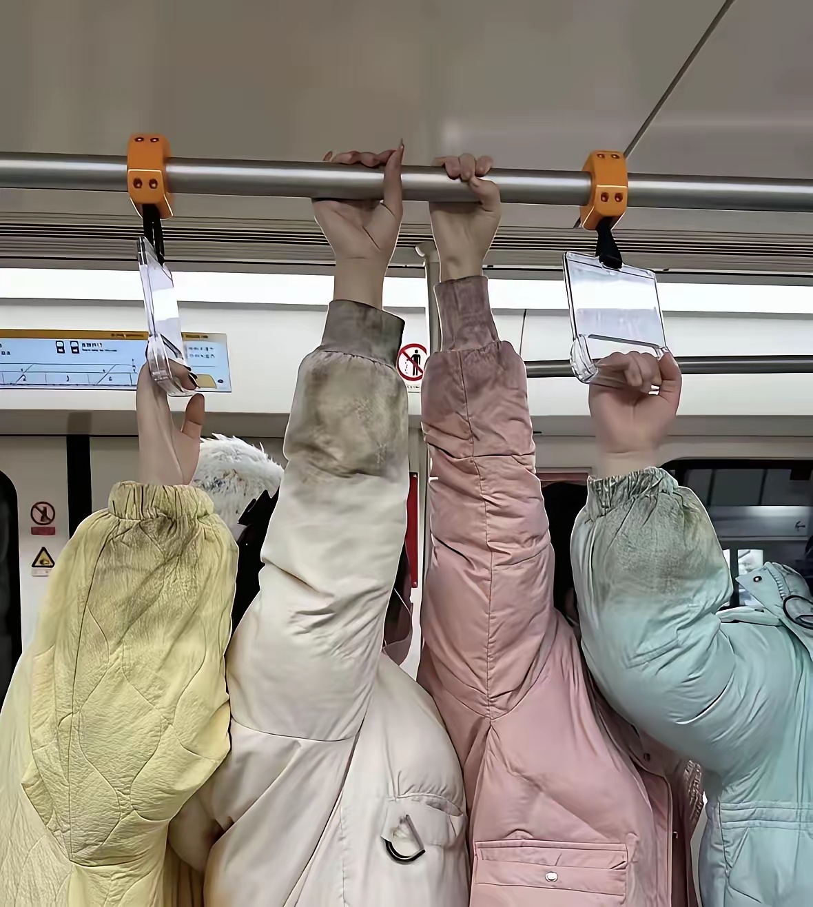 这张图片真太有说服力啦让你明白为何羽绒服要买黑色的 