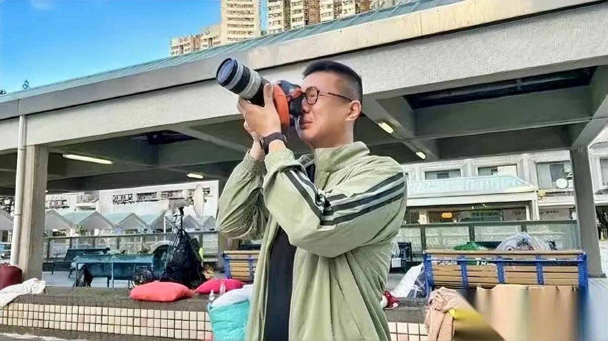 废墟前，他借相机看老家

推开焦黑门时我绷不住了

陆先生颤抖着对准残垣断壁，镜