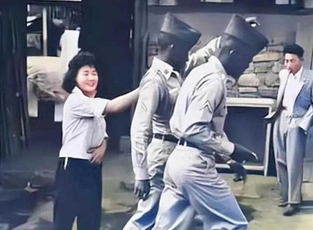 1952年，一名南朝鲜女子给两名 美军 做完服务后，当着老公的面热情地送大兵们离