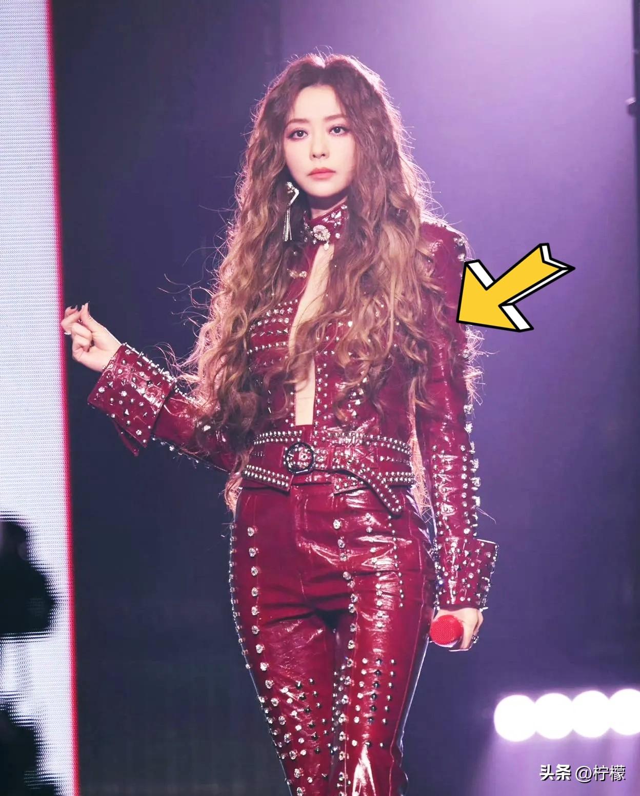 广州演唱会，张靓颖全程冷脸，粉丝都懵了。

她突然拿起话筒说：对不起，我do脸了