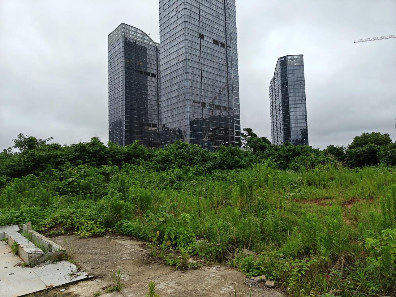 围挡深处藏古坊，文保宣传待深耕
 
驱车寻访岳麓区观沙岭刘氏节孝坊一事，让我真切