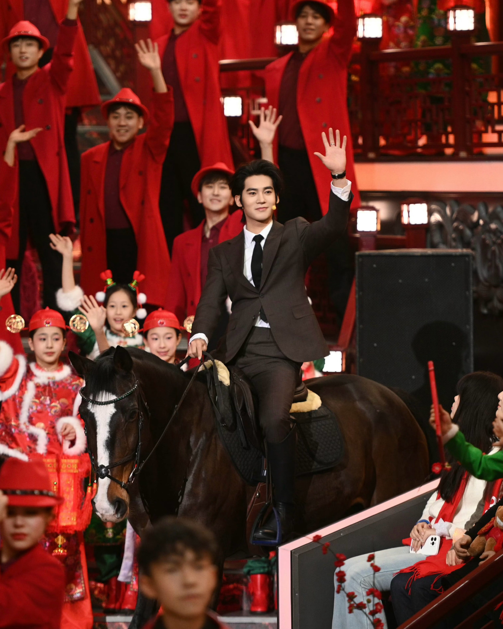 辽宁春晚 于适骑马出场我的天！！于适也太帅了居然是骑马出场的！应该是艺人里春晚骑