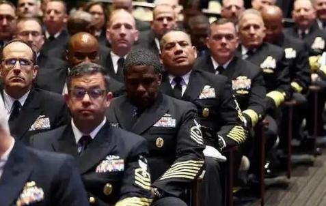 美军全世界第一，为什么美国没有出现军政府？原因很简单，美国大兵的工资都是国会拨款