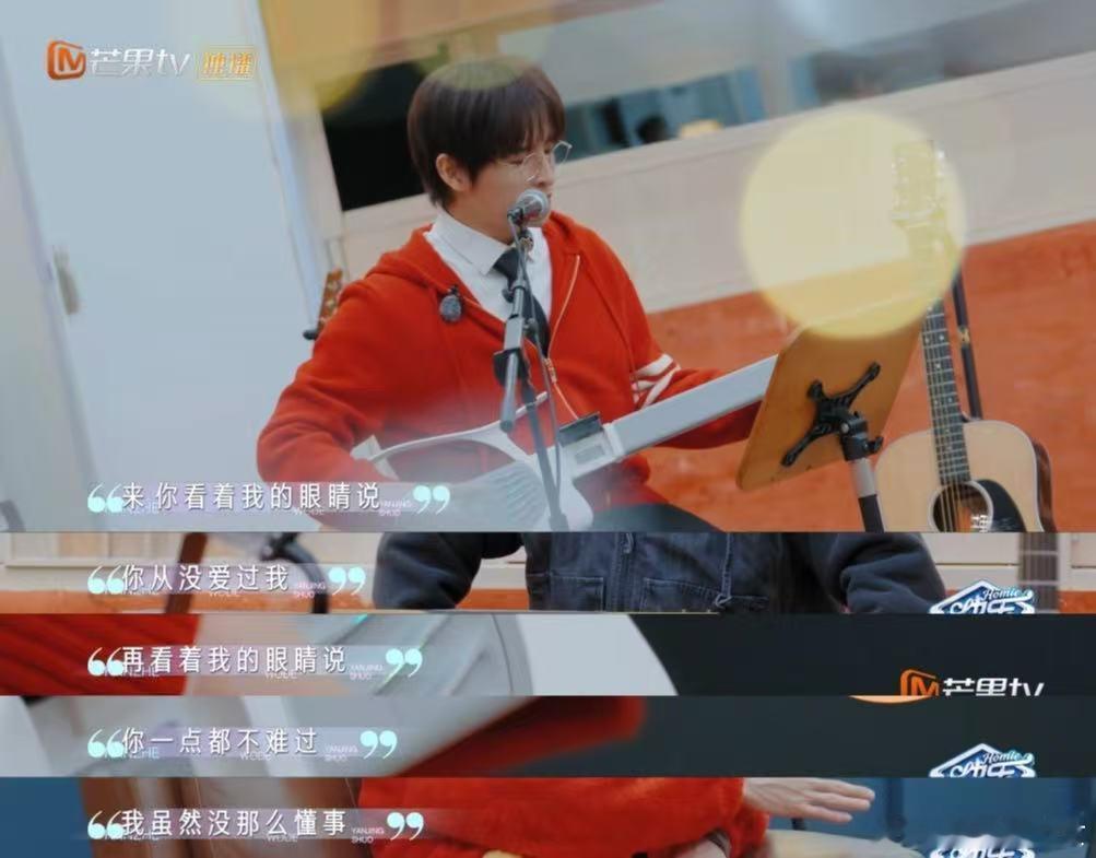 张远自弹自唱看着我的眼睛说 快乐老友记 快乐老友有风季手抖但心稳歌更稳，张远的实